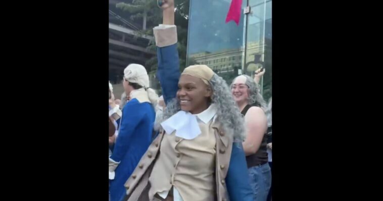 black-woman-wins-benjamin-franklin-look-alike-contest-during-philadelphia’s-july-4-celebration
