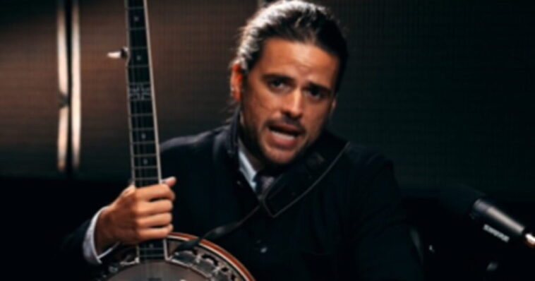 british-musician-wishes-america-a-happy-250th-birthday-with-entertaining-history-lesson-about-the-uniquely-american-instrument,-the-banjo-(video)