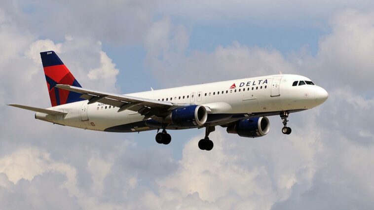 delta-flight-struck-by-fireworks-while-landing-in-chicago-on-fourth-of-july,-faa-investigates
