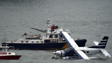 pilot-declares-mayday-before-seaplane-comes-down-in-new-york-city’s-east-river