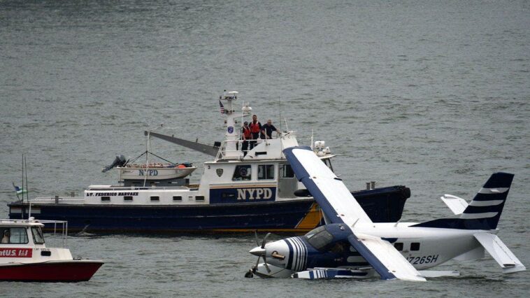 pilot-declares-mayday-before-seaplane-comes-down-in-new-york-city’s-east-river