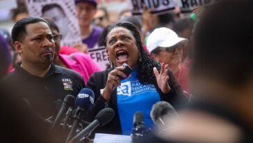 teachers-union-calls-for-trump’s-removal,-reparations,-and-ice-‘red-cards’