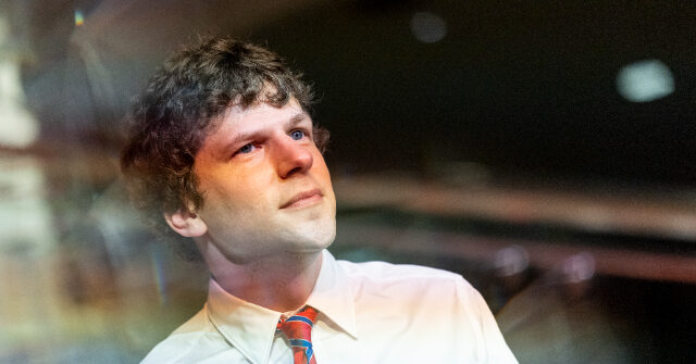jesse-eisenberg-mocks-‘silly’-hollywood-celebrities-ditching-the-usa.-because-of-trump