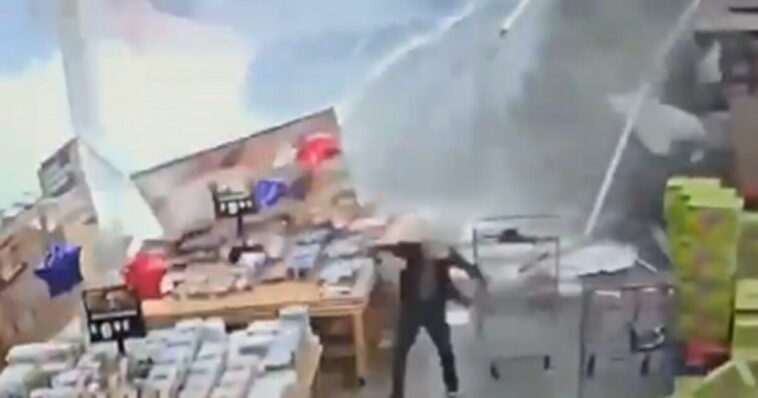 camera-catches-crazy-moment-when-the-roof-collapsed-in-a-bj’s-store-in-new-jersey-(video)