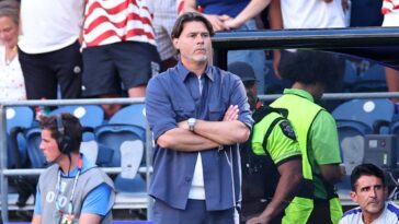 usa-coach-mauricio-pochettino-kicks-powerade-bottles-in-frustration-as-team’s-first-half-defense-looks-shaky