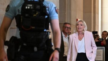 ban-on-le-pen-running-for-french-presidential-election-lifted,-but-with-a-catch