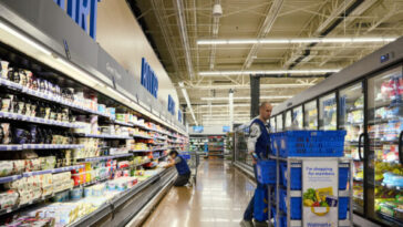 walmart-cuts-prices-on-thousands-of-summer-items,-drawing-trump’s-praise