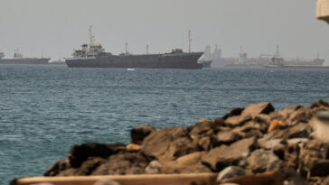 us.-launches-‘powerful-strikes’-on-iran-after-attacks-on-ships-in-hormuz