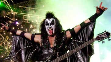kiss-bassist-gene-simmons-praises-america,-blasts-illegal-border-crossings