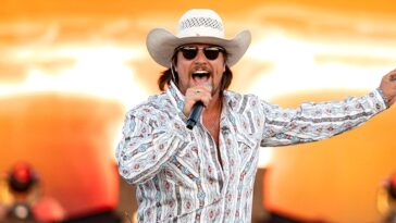 insane-country-music-concert-brawl-goes-viral-after-fans-fight-during-gavin-adcock-show
