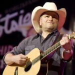 country-star-mark-chesnutt’s-longtime-bandmate-dies-unexpectedly-on-tour-bus