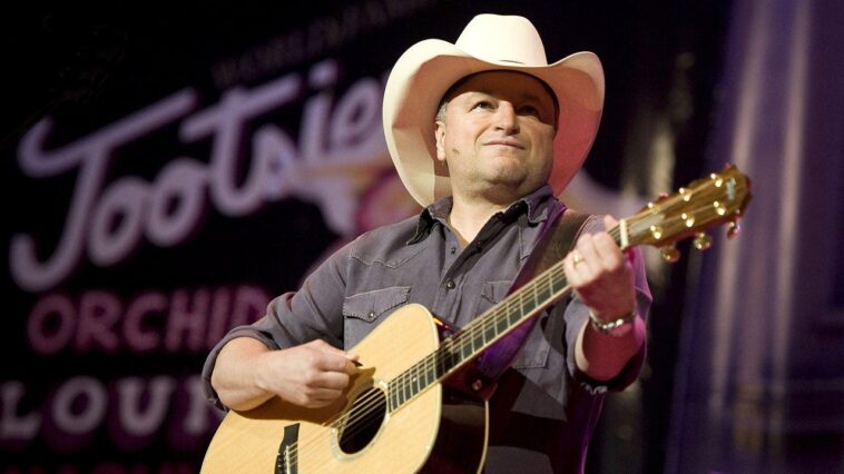 country-star-mark-chesnutt’s-longtime-bandmate-dies-unexpectedly-on-tour-bus