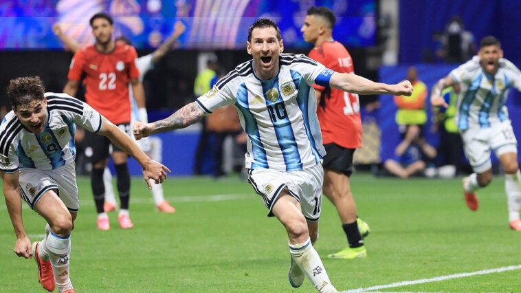 airplane-passenger-goes-viral-for-streaming-argentina’s-miraculous-world-cup-comeback-for-the-entire-plane