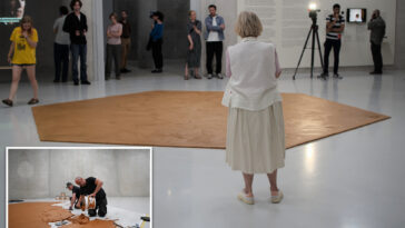 museum-spreads-800-pounds-of-peanut-butter-on-floor-in-honor-of-late-artist