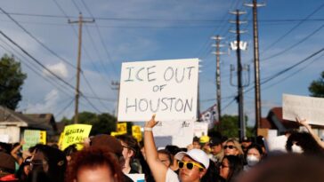 ice-agents-in-fatal-houston-shooting-were-not-wearing-body-cameras,-sources-say