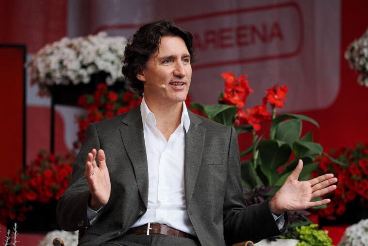 justin-trudeau-makes-surprise-debut-as-katy-perry-backup-dancer