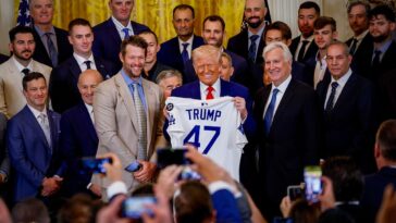 la-times-reporter-calls-dodgers-“tone-deaf”-and-an-“insult-to-their-fans”-for-accepting-white-house-invitation