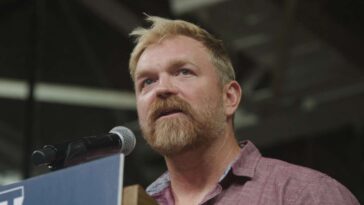 democrats-worried-platner-might-decide-to-force-himself-onto-ballot-without-party’s-consent