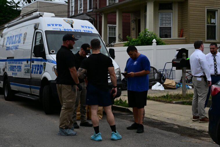 rotting-body-of-man-found-in-staten-island-home-after-911-caller-reported-foul-odor:-cops,-sources