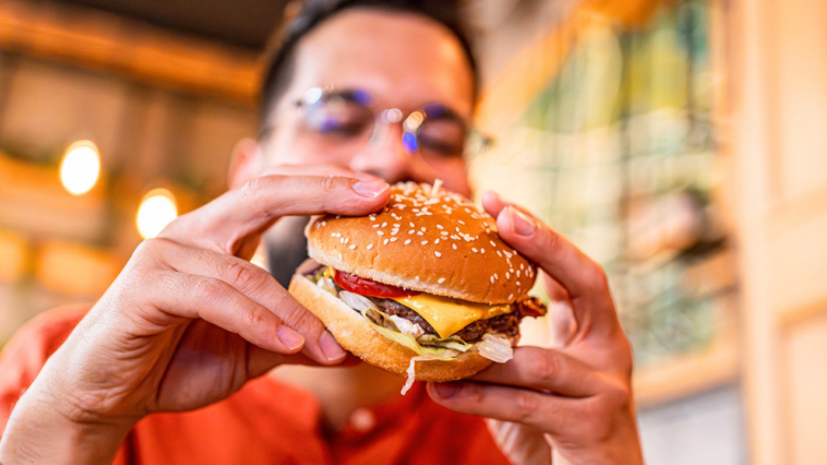 america’s-cheapest-city-to-grab-a-cheeseburger,-fries-and-soda-isn’t-where-you’d-expect