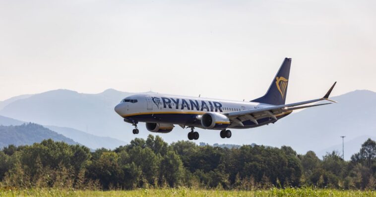 airplane-passenger-partially-sucked-out-dislodged-window,-injured-before-emergency-landing