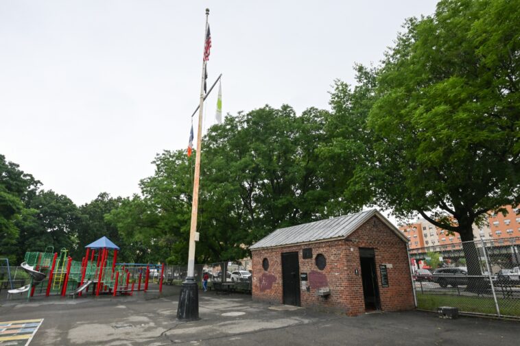 ‘pervert’-nyc-parks-supervisor-allegedly-dropped-pants,-masturbated-to-worker:-lawsuit