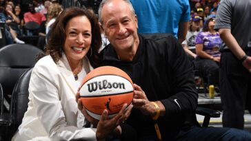 kamala-harris-attends-los-angeles-sparks-game,-gives-an-insufferable,-uninspiring-speech-to-the-team