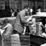 vintage-photos-reveal-what-grocery-shopping-looked-like-in-the-1960s