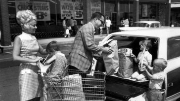 vintage-photos-reveal-what-grocery-shopping-looked-like-in-the-1960s
