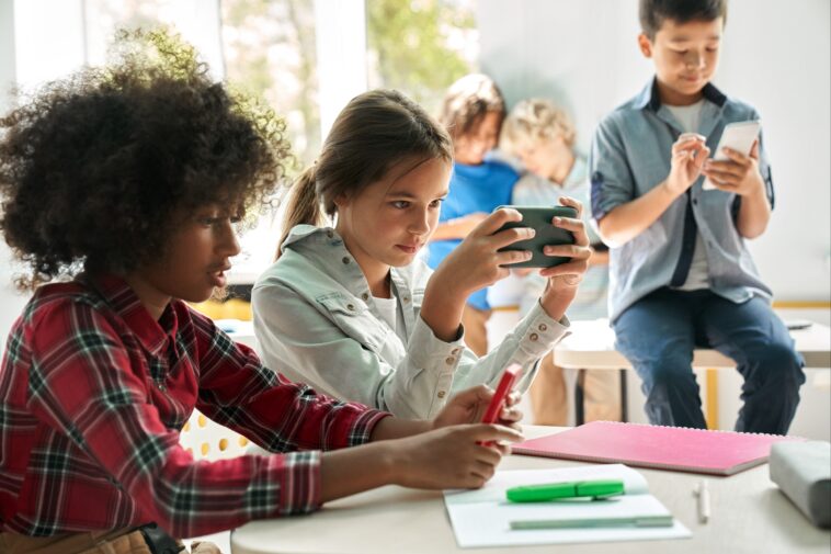 majority-of-american-adults-support-banning-social-media-for-kids-under-16:-poll
