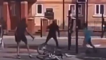 shock-video:-machete-fight-breaks-out-in-middle-of-england-intersection,-man-recording-says-this-insanity-happens-‘day-in-and-day-out’
