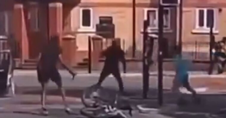 shock-video:-machete-fight-breaks-out-in-middle-of-england-intersection,-man-recording-says-this-insanity-happens-‘day-in-and-day-out’