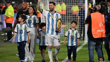 lionel-messi’s-wife-shows-off-toned-body-in-steamy-gym-photo-before-argentina-world-cup-semifinal