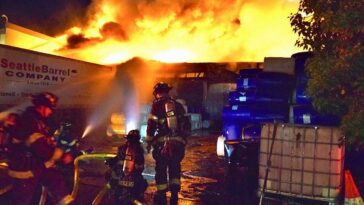 seattle-fire-crews-respond-to-3-alarm-industrial-district-warehouse-fire,-roof-partially-collapses