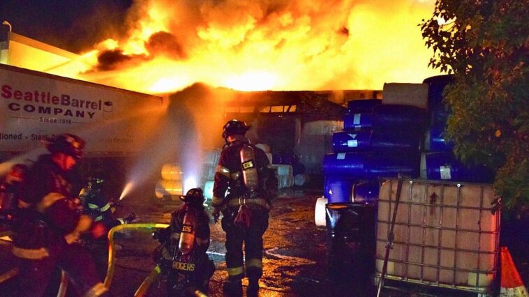 seattle-fire-crews-respond-to-3-alarm-industrial-district-warehouse-fire,-roof-partially-collapses