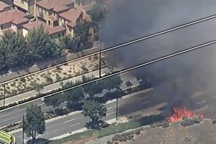 massive-brush-fire-breaks-out-dangerously-close-to-socal-homes,-forcing-evacuations