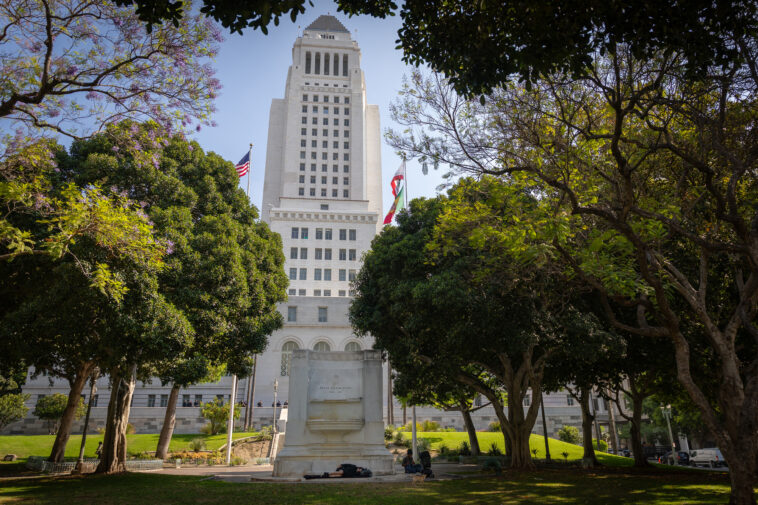 man-jumps-to-his-death-from-los-angeles-city-hall