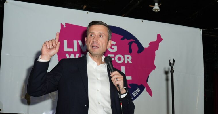 dnc-swears-officials-to-secrecy-as-financial-woes-mount