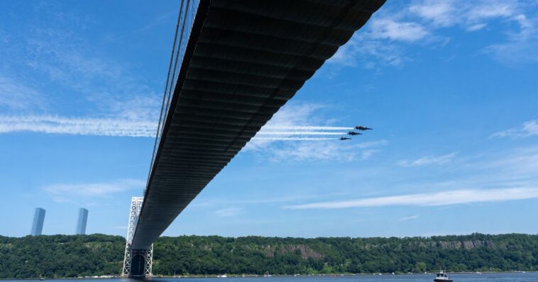 navy-launches-investigation-after-low-airshow-flyover-causes-chaos-on-the-ground