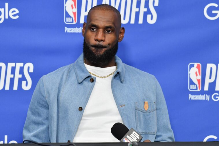 lebron-james-disappoints-with-free-agency-update-during-fanatics-fest-appearance