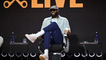 fanatics-fest-crowd-goes-crazy-after-lebron-james-utters-phrase-often-linked-to-team-trying-to-sign-him