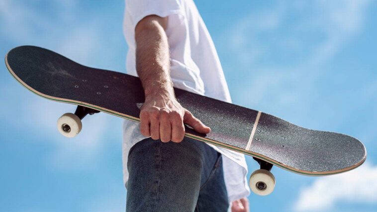 crazy-brawl-over-a-parking-spot-in-new-york-includes-a-vicious-skateboard-to-the-head