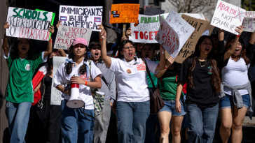 anti-ice-walkout-exposes-how-school-district-‘failed’-parents,-risked-student-safety:-‘broken-my-trust’