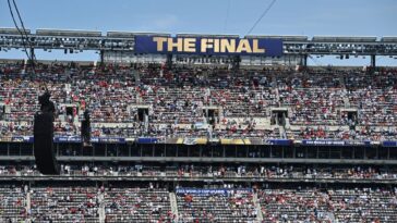 watch:-world-cup-fans-furious-as-us-kicked-off-final-match-the-most-american-way-possible-–-a-gorgeous-rendition-of-the-‘star-spangled-banner’
