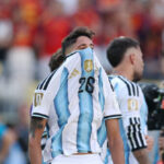 video:-argentina-turns-their-backs-on-spain-during-world-cup-trophy-celebration