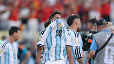video:-argentina-turns-their-backs-on-spain-during-world-cup-trophy-celebration
