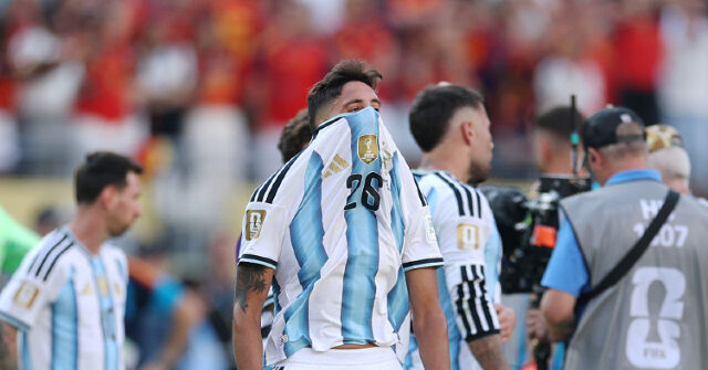 video:-argentina-turns-their-backs-on-spain-during-world-cup-trophy-celebration
