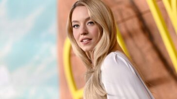 sydney-sweeney-shares-bikini-and-underwear-photos-in-instagram-dump-from-australia-trip
