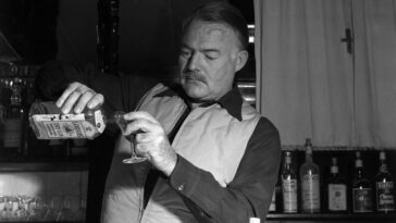 forget-the-mojito:-experts-say-ernest-hemingway’s-signature-drink-was-likely-something-else