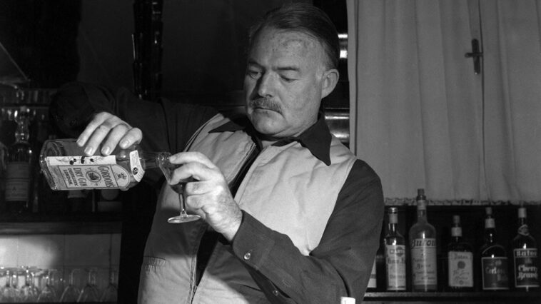 forget-the-mojito:-experts-say-ernest-hemingway’s-signature-drink-was-likely-something-else